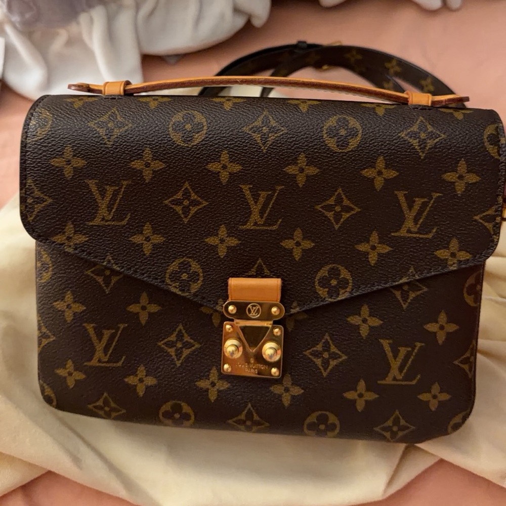 Very good condition.LV Pochette Métis